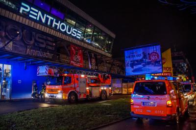 Stuttgart Feuerbach: Brand in Discothek sorgt fuer grossen Feuerwehreinsatz